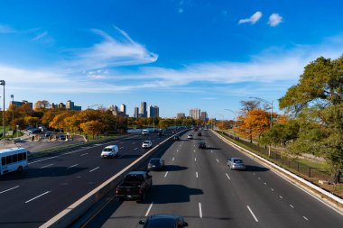 Chicago, Illinois, ABD - 25 Ekim 2024: Şehir yolu araba dolu. Şehir sonbaharı. Şehir yolu otoyolu. Autumn Road otoyolunda araba trafiği. Şehir hedef otoyolu.