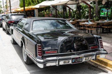 Miami, Florida, ABD - 15 Temmuz 2025 Lincoln Continental Mark V lüks coupe arabası. Lüks spor araba Lincoln Continental Mark V. Lincoln Continental Mark V dışarıda park halinde. Siyah araba, köşe manzaralı..