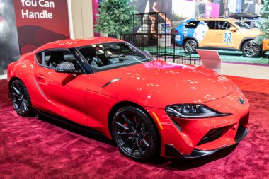 New York City, ABD - 27 Mart 2024: Auto Show 2024. 2020 Toyota GR SUPRA arabası. Toyota GR SUPRA spor arabası. Toyota GR SUPRA iki kapılı coupe aracı. Belirginlik kırmızı renk, köşe görünümü.