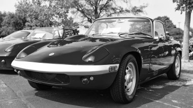 Chicago, Illinois, ABD - 08 Eylül 2024: Lotus Elan spor arabası, köşe manzaralı. Üstü açık kırmızı spor araba. Modern Lotus Elan arabası. Lotus Elan Chicago 'da