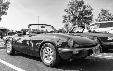 Chicago, Illinois, ABD - 08 Eylül 2024: Triumph Spitfire 1500 üstü açık spor araba, köşe manzaralı. Retro pembe araba. Retro Triumph Spitfire arabası. Chicago 'da Üstü açılır Zafer Spitfire