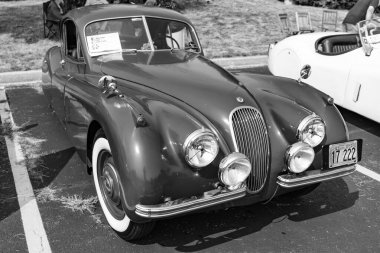 Chicago, Illinois, ABD - 08 Eylül 2024: Jaguar XK120 üstü açılabilir araç, ön görüş. Retro spor araba. Üstü açılır Jaguar XK120 arabası. Chicago 'da kırmızı Jaguar XK120