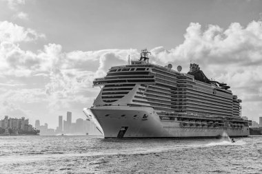 Gemi seyahati. Tatildeki yolcu gemisinin manzarası. Gemi seyahati ve deniz seyahati. Kocaman bir yolcu gemisi. Gemi Miami sahil limanından ayrılıyor. Boşluğu kopyala.