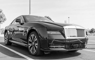 Chicago, Illinois, ABD - 08 Eylül 2024 Rolls Royce Spectre elektrikli süper coupe arabası, köşe manzaralı. Elektrikli araba. Rolls Royce Spectre elektrikli araba. Chicago 'dan Rolls Royce Spectre