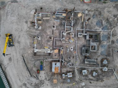 İnşaat mühendisliği. İnşaat alanında inşaat mühendisliği. İnşaat mimarisi formu. Mimari bina. Mimari yapım aşamasında. En tepeden inşaat alanı.