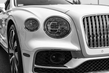 Chicago, Illinois, ABD - 08 Eylül 2024: Bentley Flying Spur V8 aracı, yakın plan. Beyaz lüks araba. Lüks bir Bentley Flying Spur V8. Chicago 'da Bentley Flying Spur V8