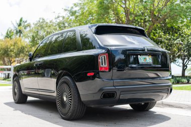 Miami, Florida, ABD - 08 Nisan 2025: Car Rolls-Royce Cullinan Black Rozeti dışarıda park halinde. Siyah araba, yan köşe manzaralı. 2023 Rolls Royce Cullinan lüks SUV arabası. Lüks SUV arabası Rolls Royce Cullinan.