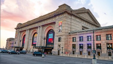 Kansas City, Missouri, ABD - 07 Ağustos 2025: Kansas City tren istasyonunun tarihi binası. Şehir manzarası. Kansas City 'deki Union İstasyonu. Mimari binalı şehir sokak manzarası.