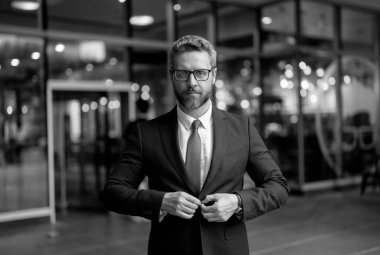 İş adamı toplantı için hazırlanıyor. Başarılı bir iş. Girişimcinin başarısı. Ofis müdürü. Dışarıdaki iş adamı. Takım elbiseli bir iş adamı. Olgun İspanyol iş adamı.