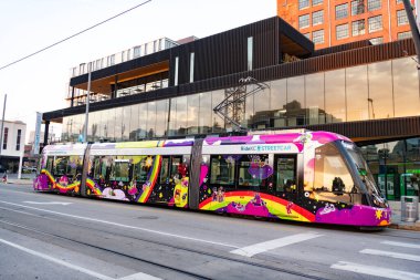 Kansas City, Missouri, ABD - 07 Ağustos 2025: Tram in the city street. Toplu taşıma araçlı bir şehir caddesi. Toplu taşıma. Tramvaylı sokak. Elektrikli tramvay nakliyesi. Şehir tramvayı.