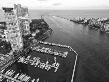Yaz tatili. Lüks Güney Sahili marinası. Lüks bir yat. Miami güney sahili hava manzaralı. Yat kulübü. Marina Miami, Florida 'da. Gökdelen. Lüks yatı olan Miami marinası..