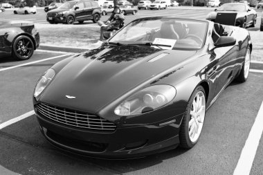 Chicago, Illinois, ABD - 08 Eylül 2024: Aston Martin DB9 Volante coupe, köşe manzaralı. Aston Martin DB9 Volante coupe. Chicago 'da Aston Martin DB9 Volante coupe arabası