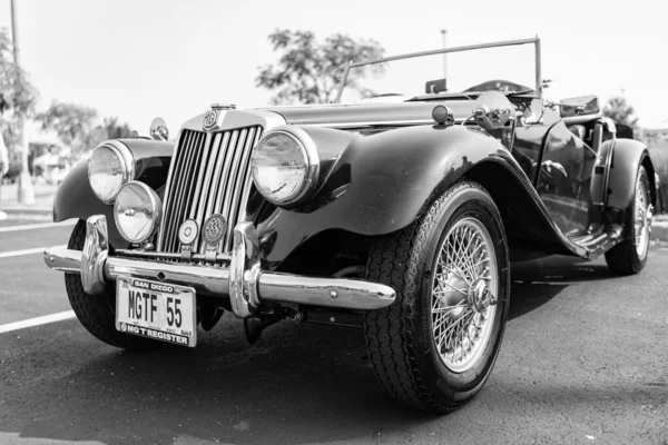 Chicago, Illinois, ABD - 08 Eylül 2024: MG TF spor araba üstü açık 1955 model, köşe manzaralı. Retro spor araba. Üstü açık MG TF araba. Chicago 'da MG TF siyah rengi