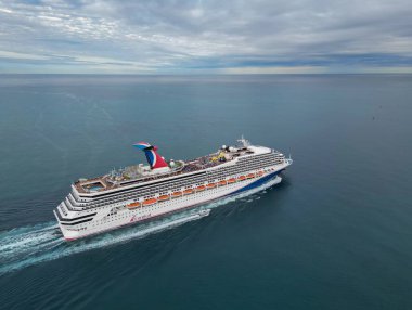 Miami, Florida, ABD - 01 Ocak 2025: Karnaval Gündoğumu yolcu gemisi yolculuğu. Yaz tatilinde gemi turu. Karnaval yolcu gemisi. Gemi turu ve deniz seyahati. Gemi limandan ayrılıyor..