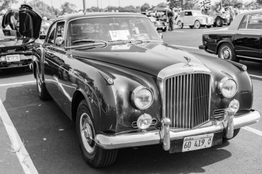 Chicago, Illinois, ABD - 08 Eylül 2024: Bentley S2 Continental retro araç, köşe görüş. Retro araba. Klasik Bentley S2 Continental araba. Chicago 'da Bentley S2 Continental