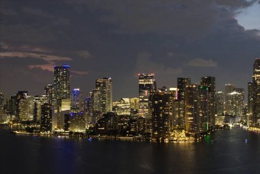 Miami şehir merkezindeki Brickell siluetinin hava gece görüntüsü. Miami 'deki gökdelenler. Brickell finans bölgesinin manzarası. Brickell, Miami 'de. Brickell Şehir Manzarası