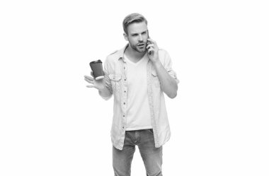 Millennial 'daki adam telefonla arıyor. Beyazdan izole edilmiş. Telefonla ve kahveyle arayan adam. Konuşuyorduk. Kahve molası. Sabah araması. Genç meşgul bir adam telefonda konuşuyor. Bir sorunla uğraşıyorum..