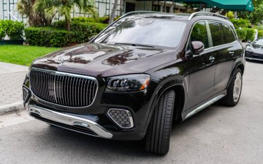 Miami, Florida, ABD - 13 Temmuz 2025 Lüks SUV Mercedes Benz Maybach GLS. Mercedes Benz Maybach GLS dışarıda park halinde. Siyah araba, köşe manzaralı. Mercedes Benz Maybach GLS lüks SUV araba.