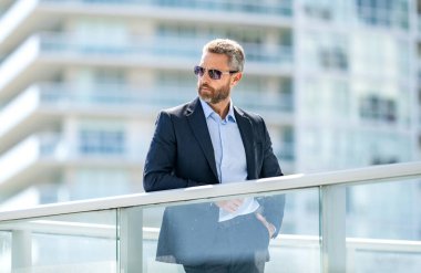 Başarılı bir iş. Başarı girişimci liderliği. İş molasında ofis müdürü. Açık havada başarılı bir iş adamı. Profesyonel iş adamı takım elbise giyer. İşletme patronu. İş yerinde hırs.