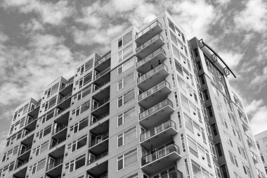 Modern apartman binası. Konut alanındaki mimari bina. Bina perspektifi. Apartman mimarisi. Mimarlık binası. Konut konutu.