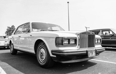 Chicago, Illinois, ABD - 08 Eylül 2024 Rolls Royce Silver Spirit aracı, köşe manzaralı. Retro klasik araba. Rolls Royce Silver Spur arabası. Rolls Royce Silver Spirit Chicago 'nun beyaz klonunda