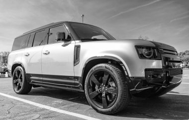 Chicago, Illinois, ABD - 08 Eylül 2024: 2023 Land Rover Defender aracı, köşe görüş. Efsanevi geçiş arabası. Geçit Land Rover Defender arabası. Chicago 'da Land Rover Defender