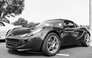 Chicago, Illinois, ABD - 08 Eylül 2024: 2005 Lotus Elise spor arabası, köşe manzaralı. Yeşil metalik spor yara izi. Modern Lotus Elise arabası. Lotus Elise Chicago 'da