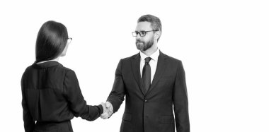 Ortaklık ve iş başarısı. Beyazlar üzerinde izole iş adamları. Başarılı iş ortaklığı. İki başarılı iş ortağı iş başarısını el sıkışarak kutluyor..