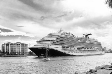 Miami, Florida, ABD - 09 Haziran 2024: Karnaval ufku yolcu gemisi. Gemi seyahati. Tatildeki yolcu gemisinin havadan görünüşü. Denizde seyahat et. Lüks yolcu gemisi. Gemi Miami limanından ayrılıyor..