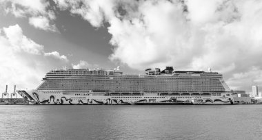 Miami, Florida, ABD - 03 Kasım 2024: gemi tatili ve deniz yolculuğu. Lüks yolcu gemisi. Norveç tekrarı. Gemi seyahati. Yaz tatilinde gemi turu. Norveç yolcu gemisi, NCL.