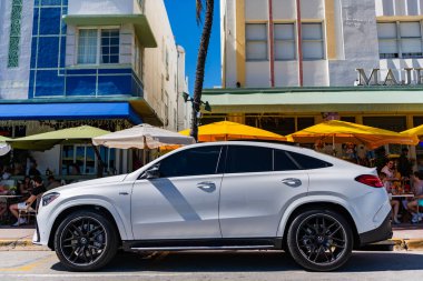 Miami, Florida, ABD - 15 Şubat 2025 Mercedes Benz sınıfı GLE SUV. Lüks SUV Mercedes Benz sınıfı GLE. Mercedes Benz GLE dışarıda park halinde. Beyaz araba, yan görüş..
