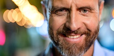 Yakışıklı erkek modelin yüz resmi. Olgun stil sahibi bir iş adamı. Mutlu yakın çekim portreleri. Gülümseyen İspanyol adamın saçları beyazlamış. Uzay afişini kopyala. Olgun erkek portresi.