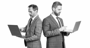 Serbest meslek sahibi bir girişimci. Video çağrısı. İş toplantısı ve video konferansı. Bilgisayarda çalışan iki iş adamı beyazla izole edilmiş. İş adamları çevik işler geliştirir. Uzak röportaj.