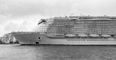 Gemi seyahati ve deniz seyahati. Kocaman bir yolcu gemisi. Gemi Miami sahil limanından ayrılıyor. Gemi seyahati. Tatildeki yolcu gemisinin manzarası. Seyahat hedefi.