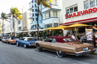 Miami, Florida, ABD - 07 Nisan 2025: Chevrolet Caprice otomobili açık havada park halinde. Altın Chevy, yan görüş. Chevrolet Caprice eski, üstü açık, güçlü bir araba. Üstü açık eski araba Chevrolet Caprice.