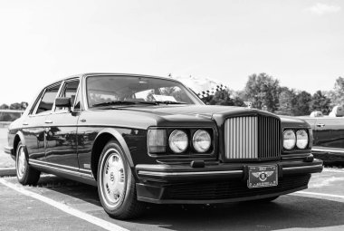 Chicago, Illinois, ABD - 08 Eylül 2024: Bentley Turbo R klasik araç, ön görüş. Klasik bir araba. Klasik Bentley Turbo R arabası. Chicago 'da Bentley Turbo R