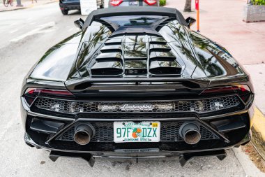 Miami, Florida, ABD - 13 Temmuz 2025 Lamborghini, nadir manzara. Lamborghini Huracan EVO 2020 üstü açık araba. Lüks siyah araba Lamborghini Huracan EVO. Lamborghini Huracan 'ın arabası dışarı park edilmiş..