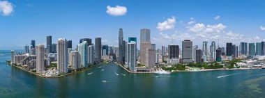 Miami 'de Brickell' in hava manzarası. Güneşli bir günde Miami 'nin göbeğinde. Miami Sahili ve Brickell 'in manzarası. Miamis Gökdelenleri. Brickell 'in ünlü simgeleri. Miami şehir merkezi manzarası