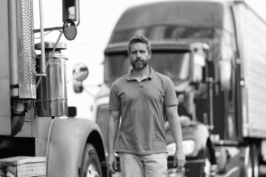 Yarı kamyon aracı. Kamyon şoförü. Milenyum kamyoncusu. Kamyonetin yanında bir adam var. Kamyon şoförü. Kamyon sahibi. Nakliye araçları. Kamyonetin önünde yürüyen İspanyol adam..