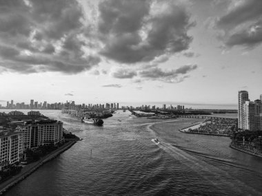 Miami, Florida 'da lüks bir gökdelen. Akşam günbatımında şehir silüeti. Liman kenti havası. Miami Güney Sahili. Gün batımında gökdelen şehir manzarasında havadan panoramik manzara. Günbatımı şehir havası.