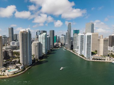 Miami şehir merkezindeki Brickell ufuk çizgisinin hava görüntüsü. Miami 'deki gökdelenler. Brickell finans bölgesinin manzarası. Brickell, Miami 'de. Şehir manzaralı Brickell Kentsel manzarası