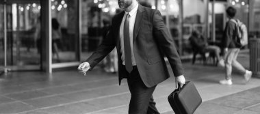 İş adamının çalışma günü. Patron iş başında. Başarılı bir iş. Girişimcinin başarısı. Ofis müdürü. Ofise yürüyorum. Dışarıdaki iş adamı. Takım elbiseli işadamı, bavullu, kırpık manzaralı..