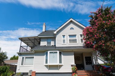 Konut mimarisi. Banliyö mahallesi. Banliyö ev mimarisi. Özel ev. Mahalle mimarisi. Mahallede mülk. Konut mülk evi. Ev sigortası.