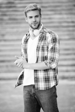 Milenyum kuşağı sesi dinler. Müzik aşığı yaşam tarzı. Dışarıda müzik kulaklığı takan milenyum adamı. Modern yaşam tarzı. Öğrenci hayatı. Öğrenci adamın kulaklığında müzik var. Sıradan havalı..