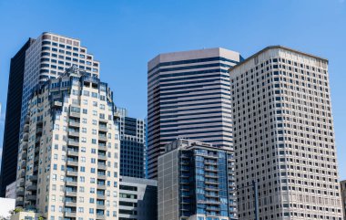 Gökdelen şehir manzarası. Şehir merkezindeki modern şehir. İş şehri. İş bölgesindeki gökdelen binasının manzarası. Gökdelenin şehir mimarisi. Şehir manzaralı bir şehir. Tarihi gökdelenler.