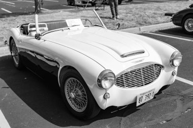 Chicago, Illinois, ABD - 08 Eylül 2024, 1960 Austin Healey 3000 iki koltuklu, üstü açılabilir eski araba, köşe manzaralı. Retro araba. Retro Austin Healey 1960 Austin Healey 3000. Chicago 'dan Austin Healey
