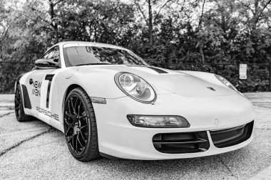 Chicago, Illinois - 29 Eylül 2024: Porsche 911 Carrera S sarı rengi. Porsche 911 Carrera Caddeye park etmiş.