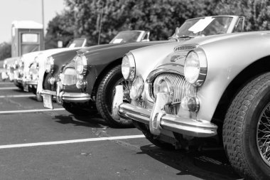 Chicago, Illinois, ABD - 08 Eylül 2024: Austin Healey 3000 MKIII iki koltuklu, üstü açılabilir eski araba, köşe manzaralı. Retro vagon hazır. Retro Austin Healey 3000 MKIII arabası. Chicago 'dan Austin Healey