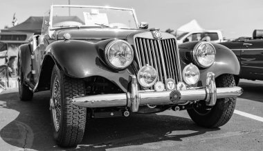 Chicago, Illinois, ABD - 08 Eylül 2024: MG spor araba üstü açılabilir, köşe manzaralı. Retro mavi spor araba. Üstü açık MG TF araba. Chicago 'da MG TF