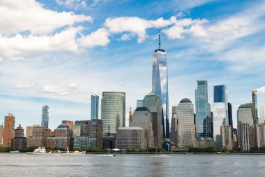 New York City 'nin ufuk çizgisi, ABD. NYC simgeleri. Günbatımında New York şehrinin gökdeleni ve gökdeleninin muhteşem manzarası. Manhattan 'ın güzel manzarası.